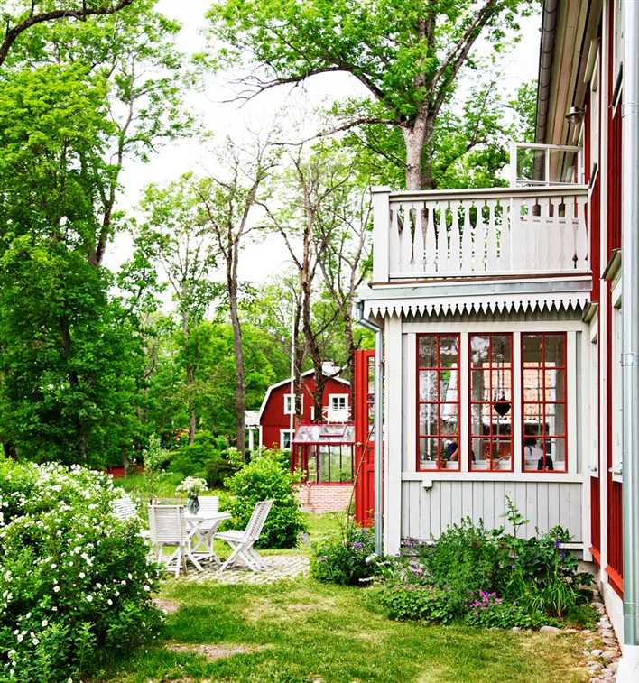 Kuchnia w stylu rustykalnym Rustykalny design kuchni w norweskim domu z drewnianymi szafkami.