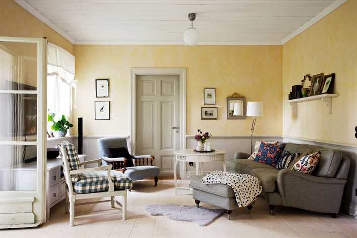 Norweska klasyka i natura Norweski dom w stylu klasycznym z przestronną werandą i rustykalnym designem.