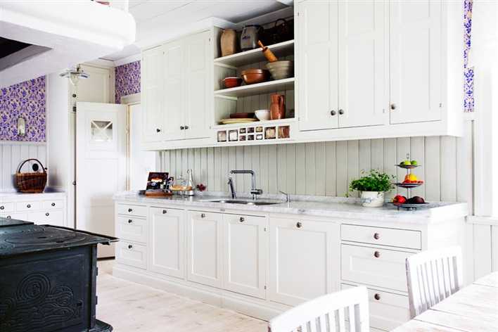 Weranda w norweskim domu Przestronna weranda w norweskim domu w stylu klasycznym z drewnianymi wykończeniami.