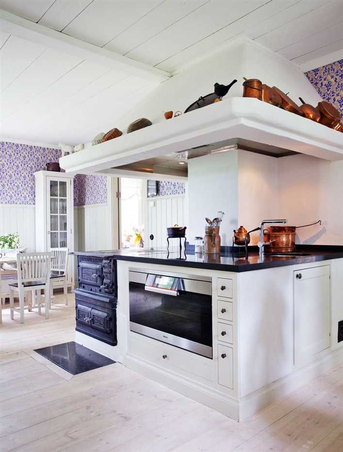 Drewno w norweskim domu Jasne drewniane wykończenia w norweskim domu w stylu klasycznym, rok 2026.