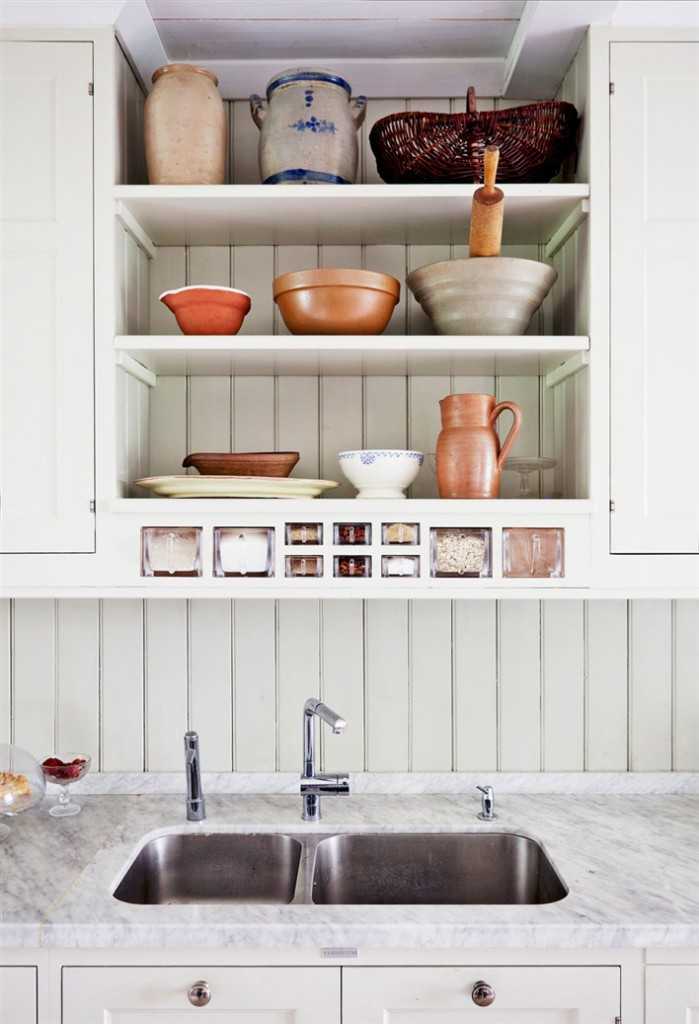 Norweskie detale z drewna Detale w norweskim domu: rustykalne drewniane wykończenia i klasyczny design.