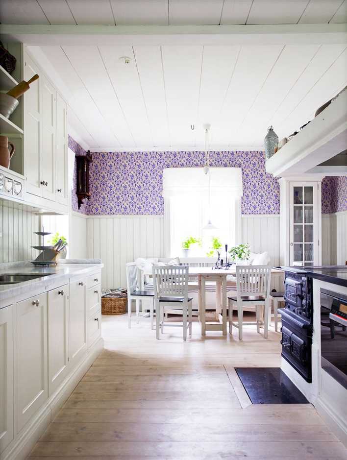 Klasyka i rustykalność Norweski dom w stylu klasycznym z elementami rustykalnymi i widokiem na przestronną werandę.