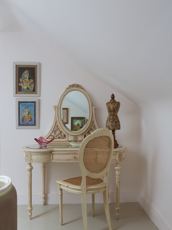 Vintage z duszą Meble w stylu vintage: Krzesło w nowoczesnym wnętrzu z dekoracjami vintage