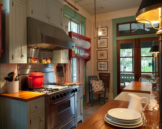 Retro Kuchnia z Duszą Kuchnia w stylu vintage z kolorowym AGD z 2026 roku i unikatowymi dekoracjami retro.