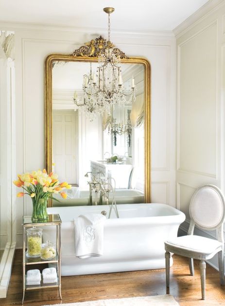 Złoty wzór na płytkach Ceramiczne płytki ścienne z delikatnym, złotym wzorem w łazience.