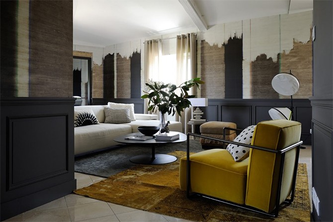 Francuski szyk 2026 Awangardowe wnętrza francuskiego zamku 2026 z żółtymi akcentami i fakturą ścian