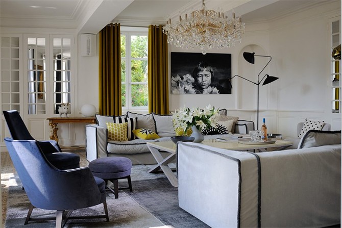 Salon z klasą Stylowy salon w awangardowym francuskim zamku 2026 z żółtymi akcentami