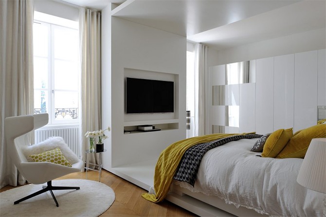 Biel i elegancja Jasna sypialnia w awangardowym francuskim zamku 2026 z żółtymi akcentami