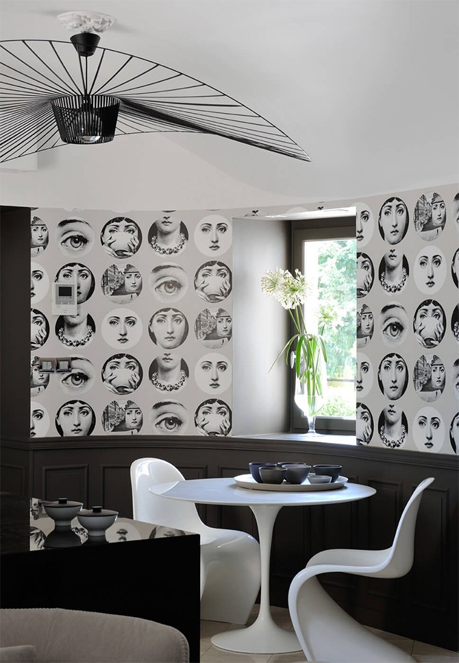 Kuchnia z fantazją Nowoczesna kuchnia w awangardowym francuskim zamku 2026 z fakturą ścian