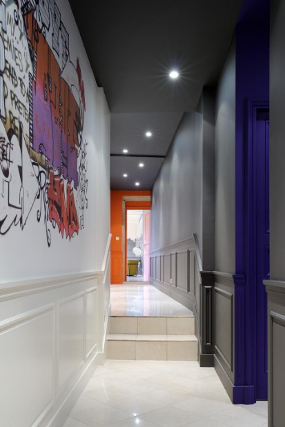 Graffiti i szyk Awangardowe wnętrze zamku 2026: faktura ściany z graffiti w stylu francuskim i żółte akcenty.