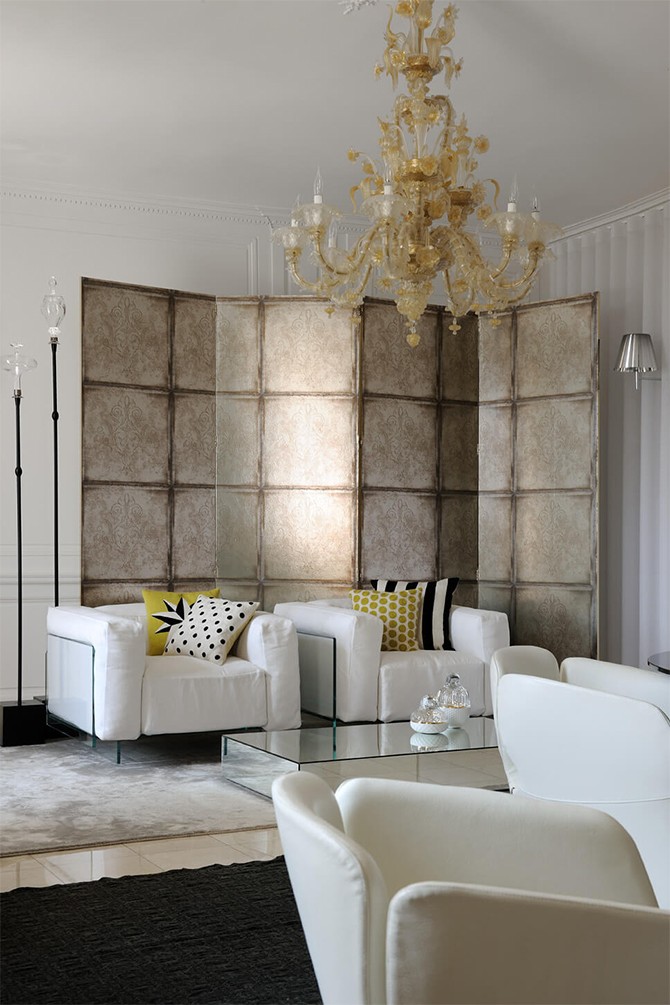 Komnata z charakterem Pokój w awangardowym francuskim zamku 2026 z żółtymi akcentami i fakturą ściany.