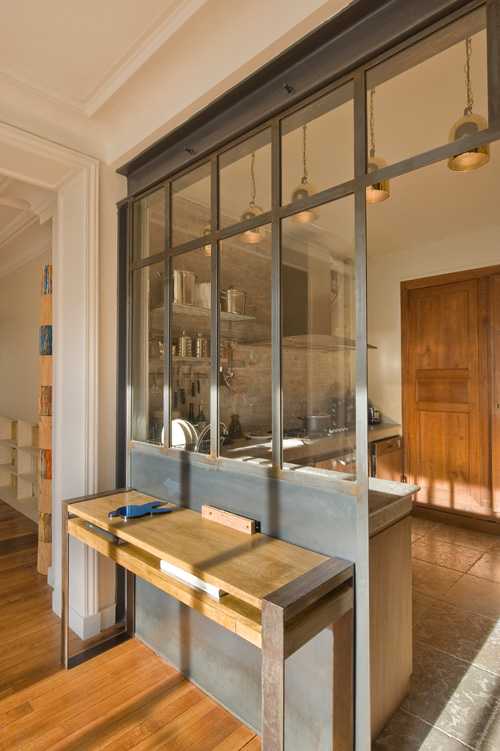 Skandynawski minimalizm Jasne i przestronne wnętrze w stylu skandynawskim z drewnianą podłogą i wygodnymi meblami.