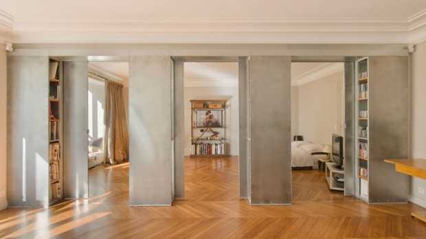 Klasyczna wygoda Przytulne wnętrze w stylu nowoczesnej klasyki z wygodną sofą i elementami drewna.