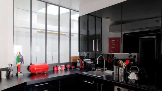 Komfort i styl Przestronne wnętrze z wygodną sofą i fotelami w stylu nowoczesnej klasyki.