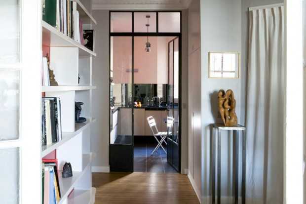 Skandynawska elegancja Eleganckie wnętrze z drewnianą podłogą i wygodnymi meblami w stylu skandynawskim.