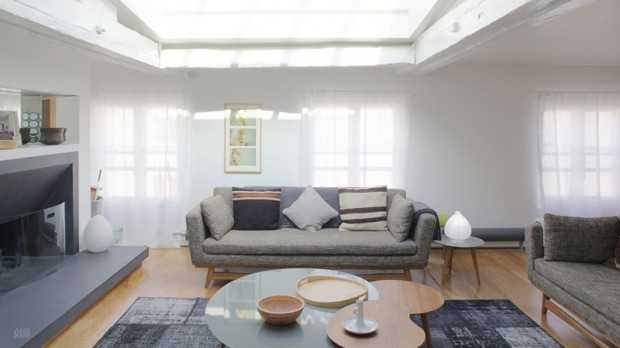 Przytulny klimat Przytulne wnętrze z wygodną sofą i dodatkami w stylu nowoczesnej klasyki i drewna.