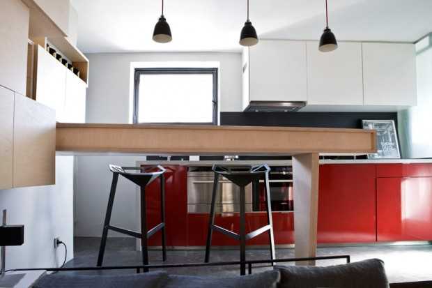 Sypialnia z drewnem Stylowa sypialnia w odcieniach szarości z drewnianym zagłówkiem i elementami nowoczesnej klasyki.