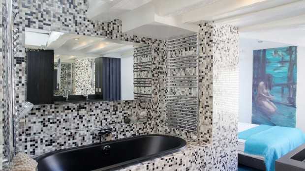 Zieleń i drewno Elegancki salon z sofą w kolorze butelkowej zieleni i drewnianymi elementami dekoracyjnymi.