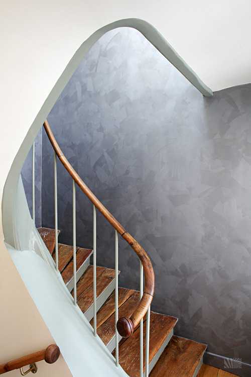 Nowoczesna elegancja Jasne wnętrze z drewnianymi meblami i elementami w stylu nowoczesnej klasyki oraz skandynawskim.