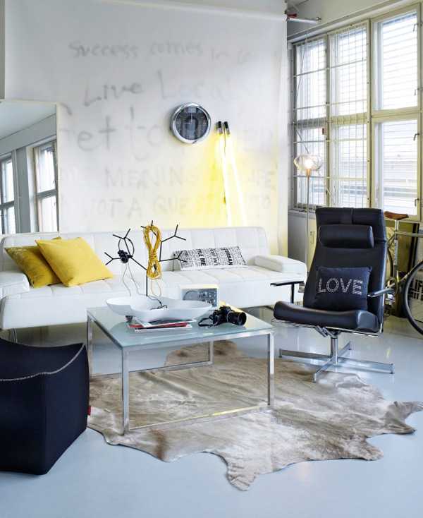 Skandynawski design 2026 Jasne wnętrze w stylu skandynawskim z drewnianymi podłogami i metalowymi ramami mebli.