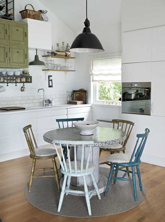 Jasne, funkcjonalne wnętrze Przestronny salon w stylu skandynawskim z dużym oknem i minimalistycznymi meblami.