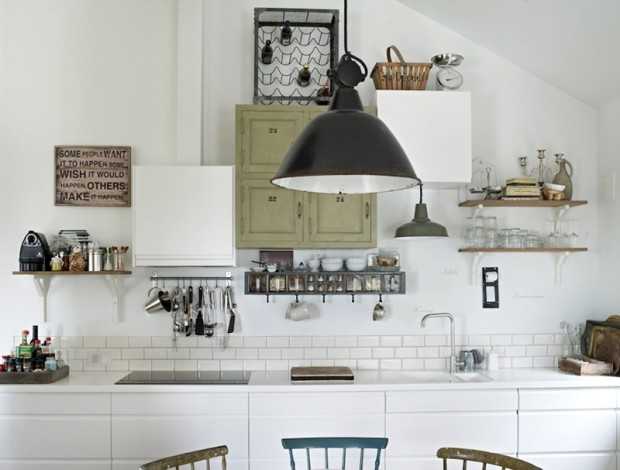 Meble z metalem Skandynawski design wnętrz: proste krzesła z metalowymi nogami i drewniany stół.