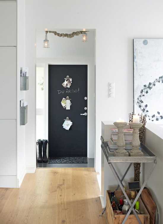 Funkcjonalność i styl Funkcjonalne meble w skandynawskim stylu: regał na książki i wygodny fotel.