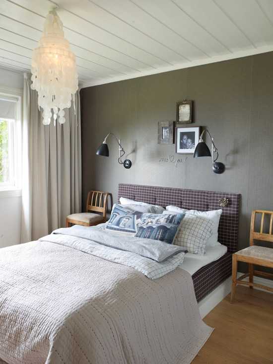 Szarość i drewno Nowoczesny skandynawski salon z sofą w kolorze szarym i drewnianym stolikiem.