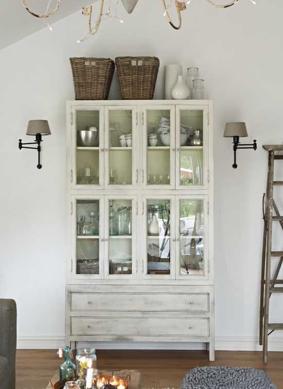 Miejsce do pracy Skandynawski design 2026: biurko z metalowymi nogami i krzesło w jasnym kolorze.