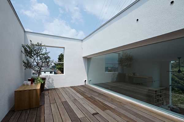 Skandynawski Design 2026 Jasne wnętrze w stylu skandynawskim z metalowymi ramami mebli i funkcjonalnym designem.