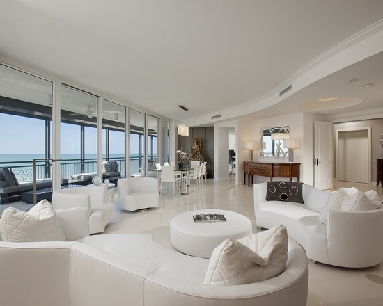 Elegancja bieli Eleganckie białe wnętrze z minimalistycznym designem, idealne dla łatwego czyszczenia i nowoczesnego stylu.