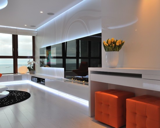 Biel i światło Białe wnętrza 2026: korekta przestrzeni wizualnej, jasny salon z dużym oknem, minimalistyczny styl.