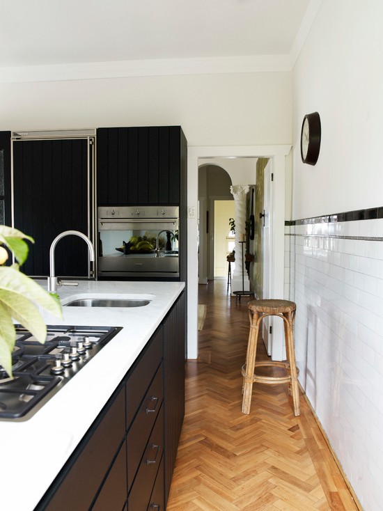 Biel i kolor w kuchni Jasna kuchnia: białe ściany i akcent kolorystyczny w postaci dekoracji 2026