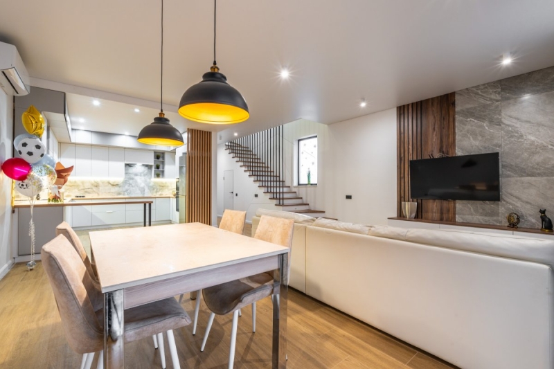 Kuchnia z salonem Przestronna kuchnia z salonem w domu za miastem: funkcjonalne strefy 2026.