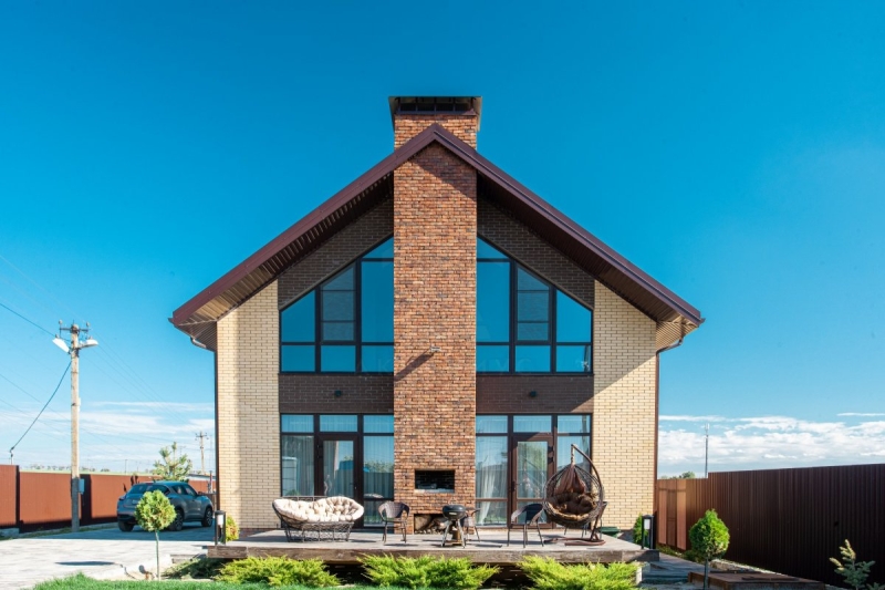 Komfort w domu Stylowe wnętrze domu za miastem: planowanie przestrzeni dla komfortu i relaksu.