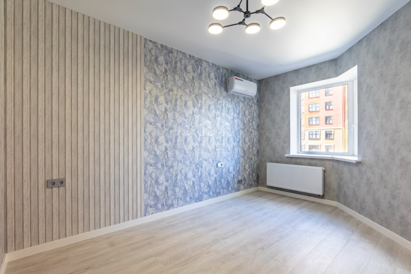 Listwa a pomiar Pomiar ściany z uwzględnieniem listwy przypodłogowej przy obliczaniu powierzchni pokoju.