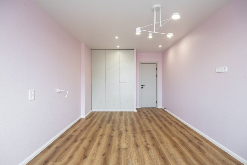 Pomiar ściany Osoba mierzy ścianę miarką - obliczanie powierzchni ścian do remontu.