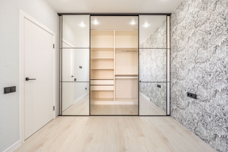 Lustrzana szafa Szafa z lustrzanymi frontami optycznie powiększa przestrzeń w małym mieszkaniu.