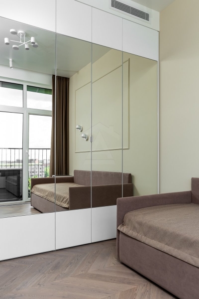 Uważaj na odbicia Przedmioty odbijające się w lustrze mogą optycznie zagracić małe mieszkanie.