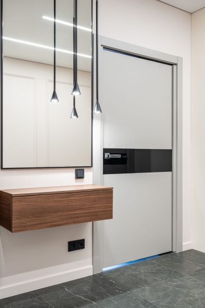 Światło i lustro Dwa wiszące światła odbijają się w lustrze, rozświetlając małe mieszkanie.