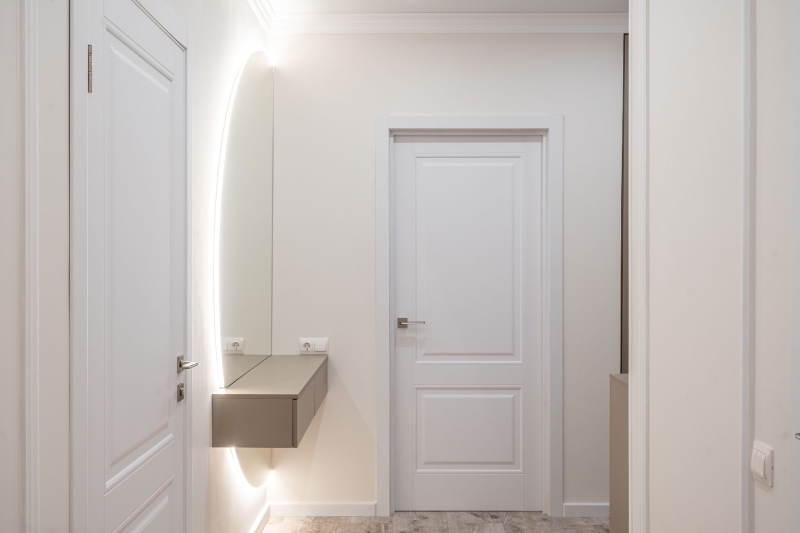 Lustro w przedpokoju Duże lustro w ramie, obok drzwi wejściowych, optycznie powiększa mały przedpokój.