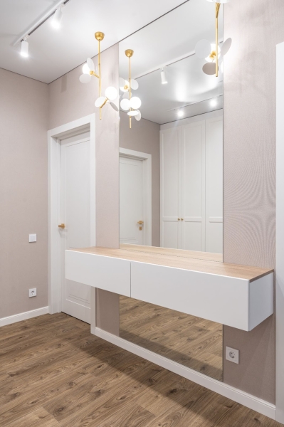 Magia lustra Lustro w aranżacji wnętrz małego mieszkania, optyczne powiększenie przestrzeni.