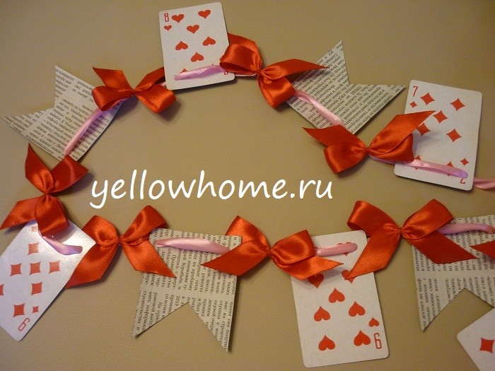 DIY: Przygotowania do Świąt Materiały do girlandy DIY: kolorowy papier, nożyczki i klej na stole - przygotowania do świąt 2026