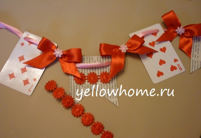 Girlanda z wstążki satynowej Inspiracja na girlandę DIY: ozdoby świąteczne handmade z elementami wstążki satynowej