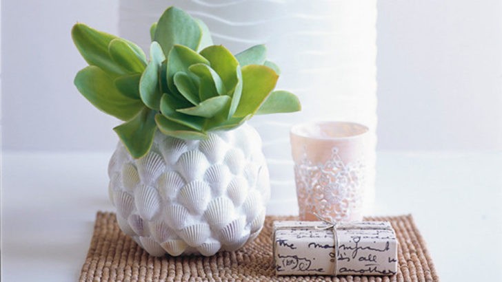 Morskie zdobienie doniczki Przyklejanie muszelek i kamyczków do doniczki, tworząc marynistyczny wzór.