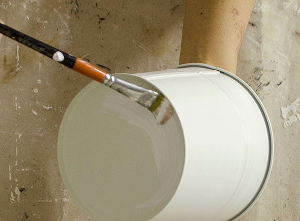 Białe tło doniczki Malowanie doniczki białą farbą akrylową przed dekoracją decoupage.