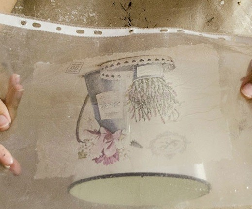 Decoupage na doniczce Nakładanie serwetki z wzorem na doniczkę klejem do decoupage.