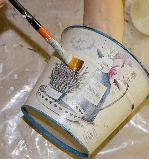 Błyszcząca doniczka DIY Lakierowanie doniczki akrylowym lakierem dla ochrony i połysku.