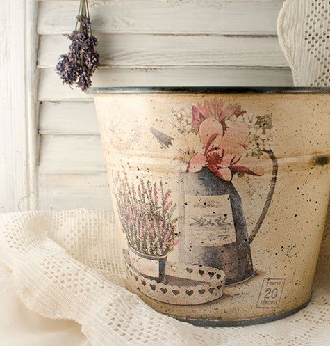 Doniczka w stylu vintage Gotowa doniczka w stylu vintage, ozdobiona techniką decoupage.