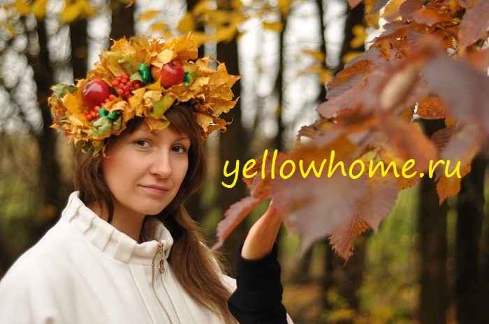 Wieniec: Jesienne inspiracje Jesienny wieniec DIY z liści klonu i jabłek na głowę.